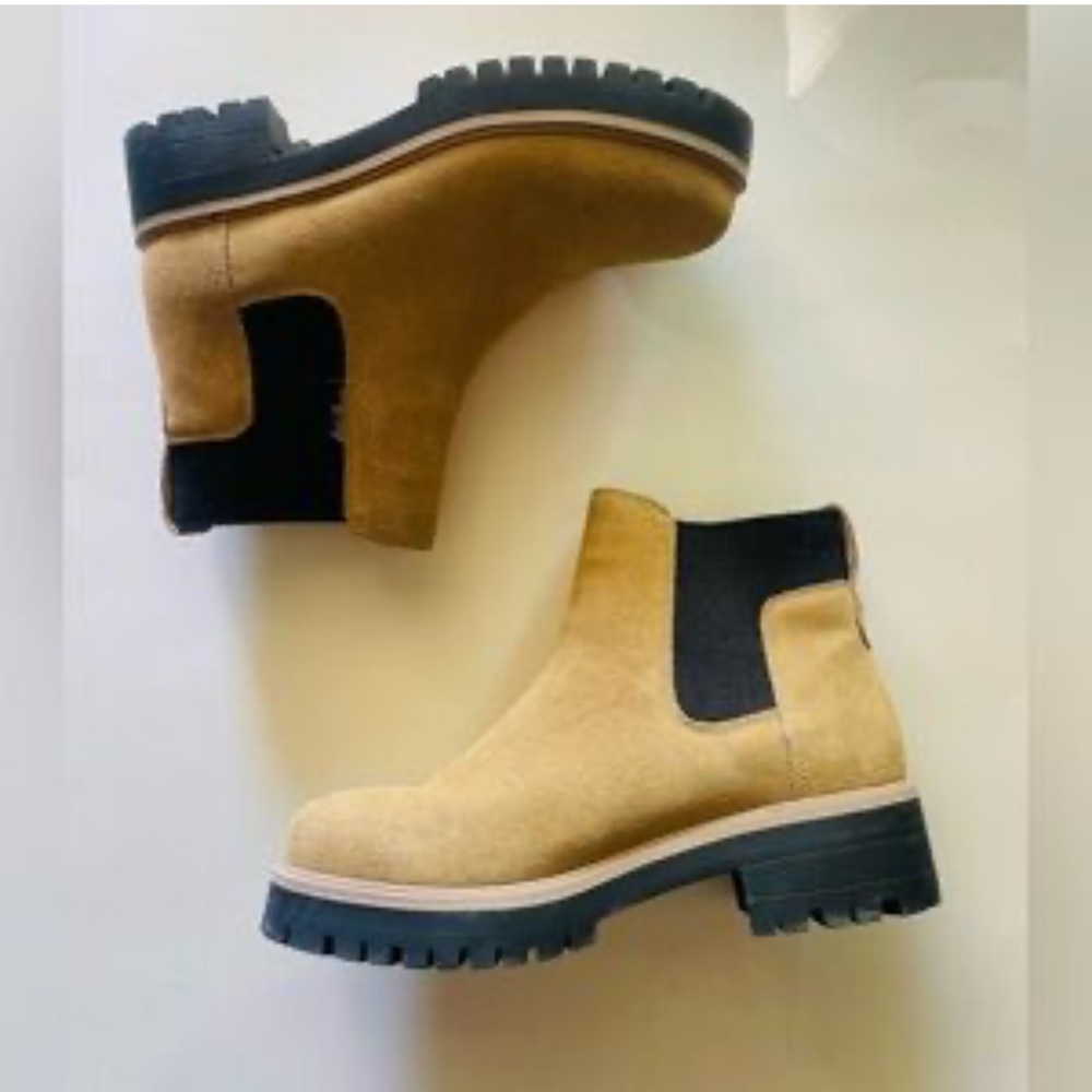 Eddie Bauer Tan and Black Chelsea Boots